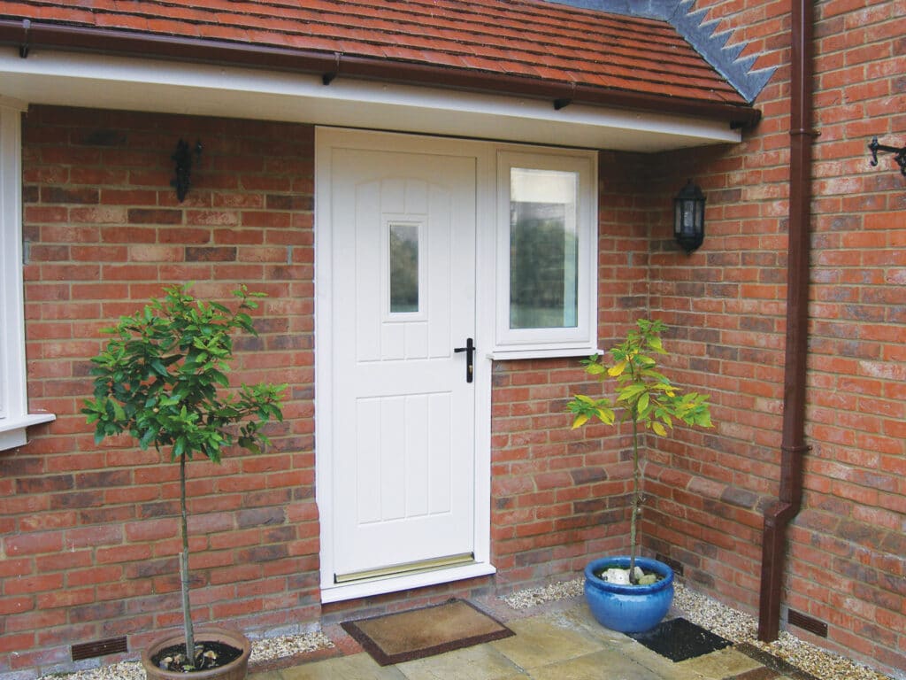 English cottage Rockdoor in white with clear glass